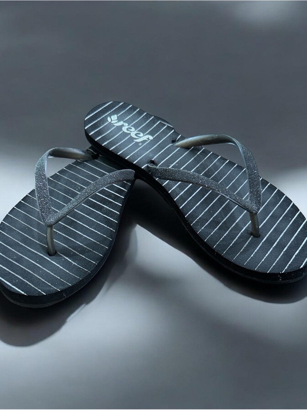 Reef Black & Silver Striped Flip Flop Sandals size 8/9